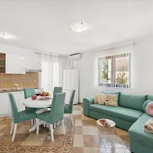 https://apartmani-lorena-porec.in-istria.net